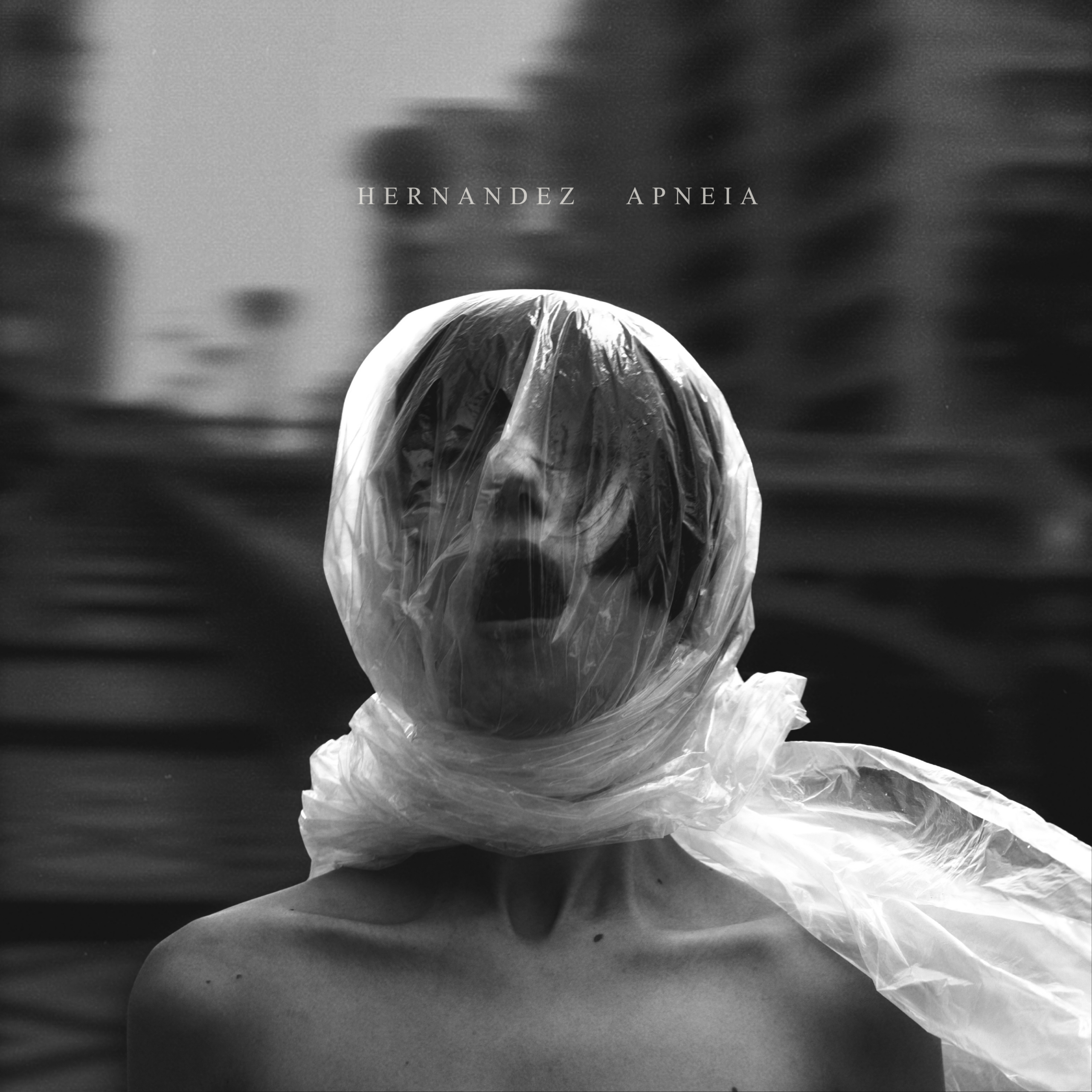 Foi lançado hoje Apneia, novo álbum solo de André Hernandez, já disponível em todas as plataformas digitais. O trabalho marca o retorno musical do artista depois de anos sem lançar um disco completo desde o encerramento das atividades da banda Lítera.