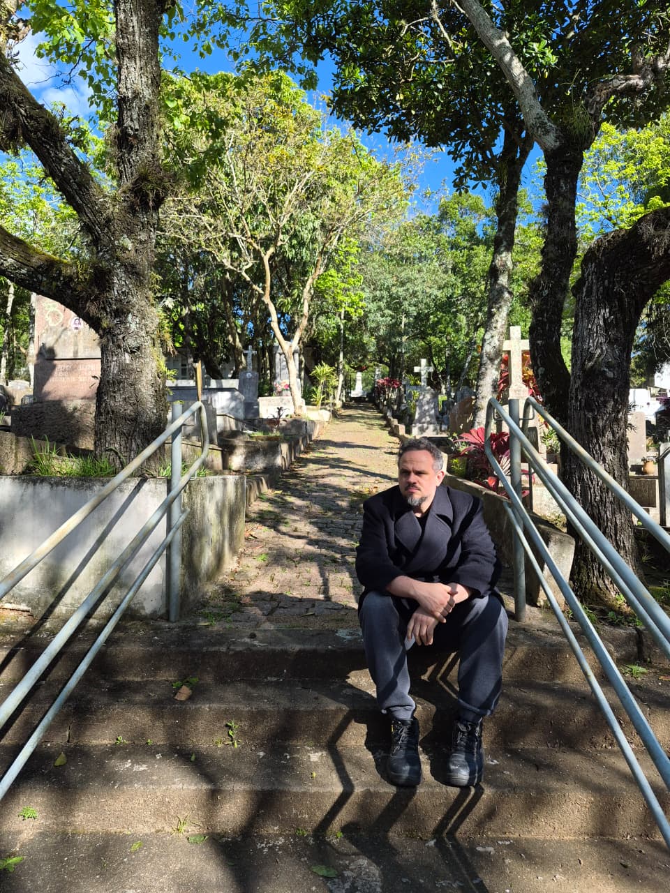 O Cemitério com um Jardim de Infância e o Túmulo dos Donos da Chácara da Tristeza